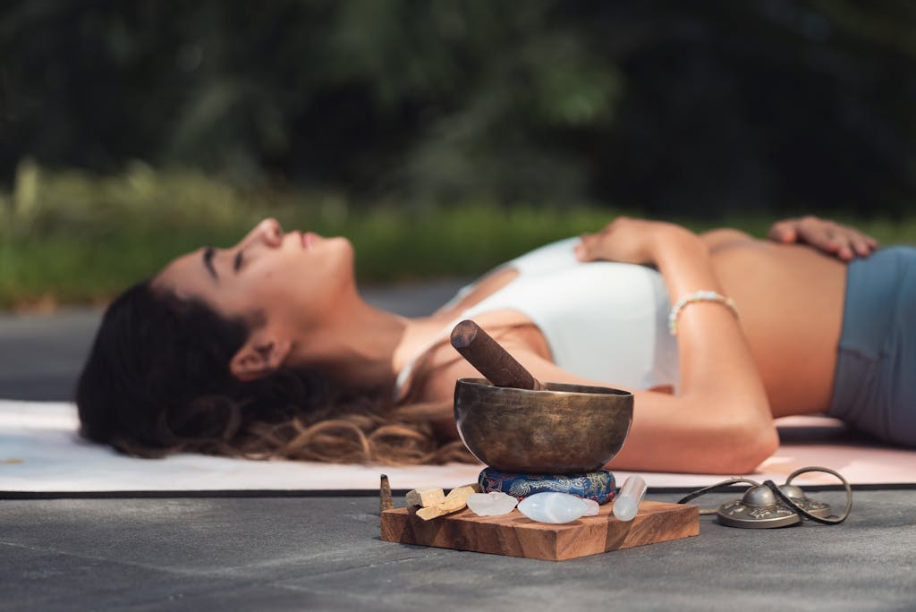 Frau uebt Mindfulness
